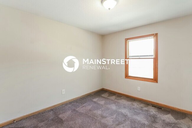 Building Photo - 4 Bedroom Pet-Friendly Home in Lee's Summit, MO with Main Street Renewal