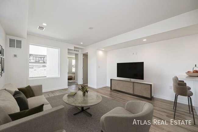 Building Photo - 2640 S Delaware-2