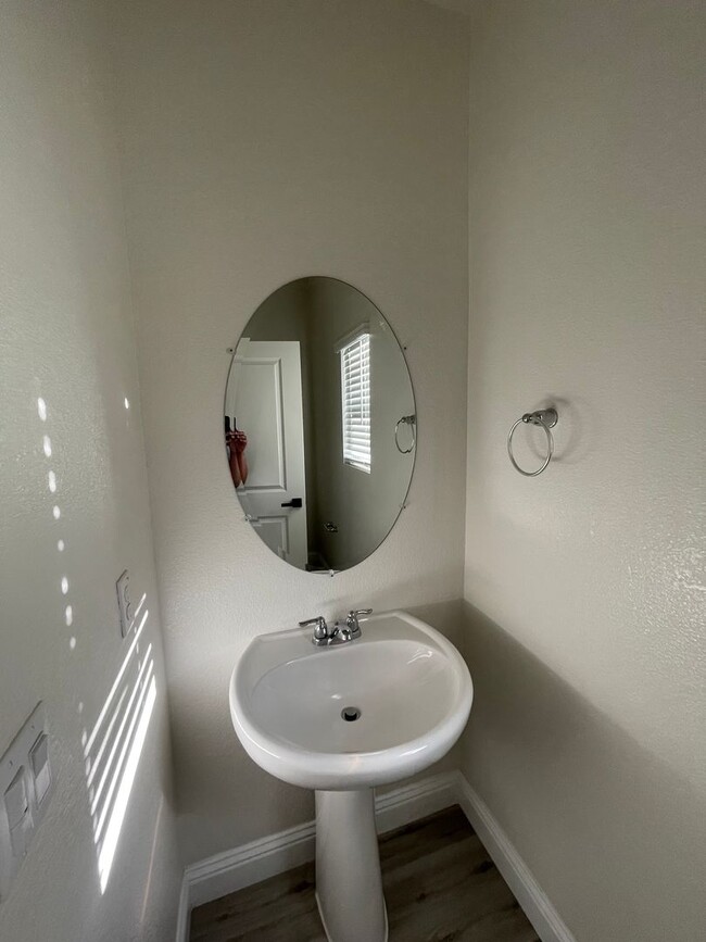 Building Photo - Beautiful 4 bed 2.5 bath in Sacramento!