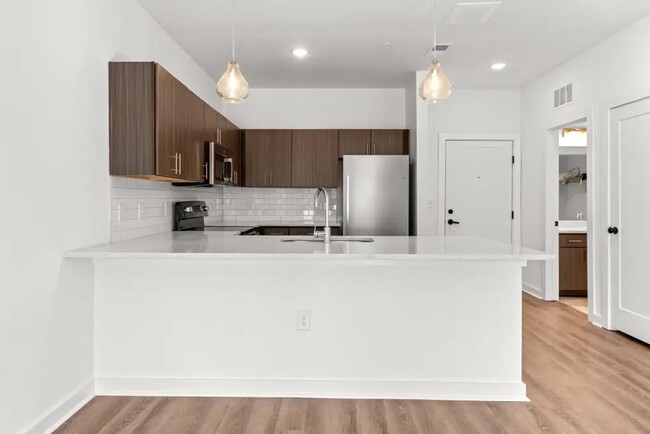Building Photo - Newer 1 bedroom condo in The Ontario in Na...