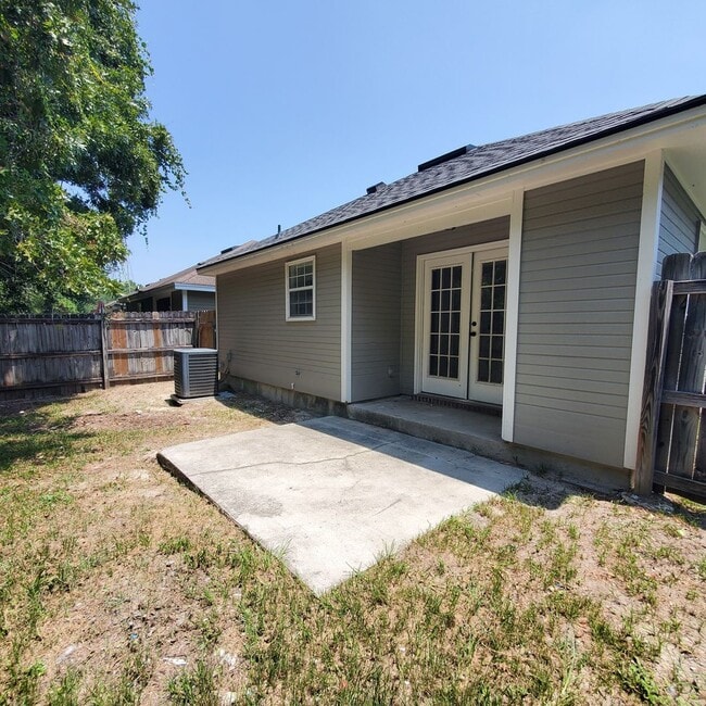 Building Photo - Southern Comfort: Your Dream Rental Home i...