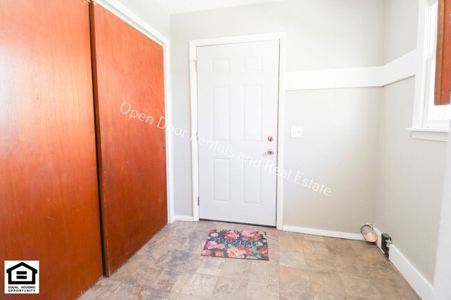 Building Photo - Now available 2 bedroom unit!