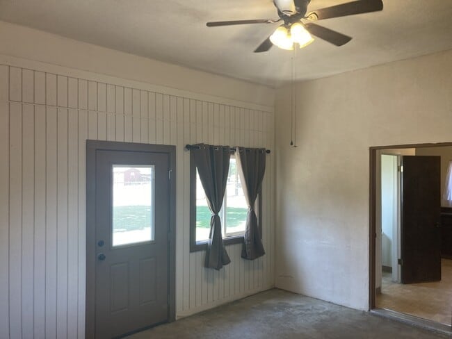 Building Photo - Turlock Country Living 3 Bedroom 2 Bath Home