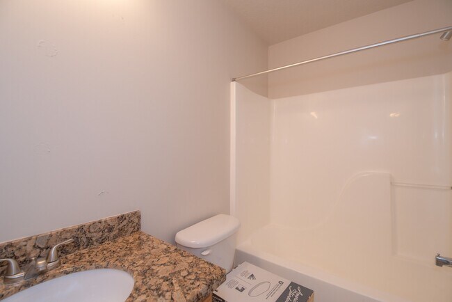 Building Photo - Beautiful Townhome in Great Location!