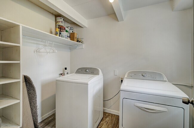 Building Photo - 712 Dakota St