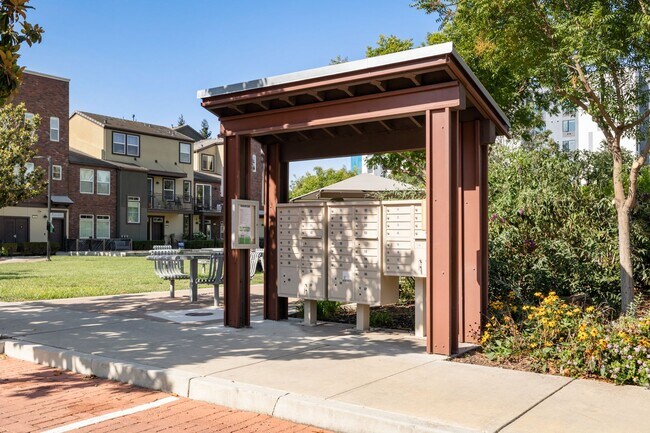 Building Photo - Modern Townhouse