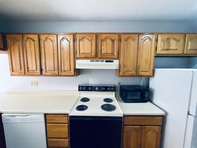 Building Photo - 2-Bedroom Townhouse with Garage & Pool on ...