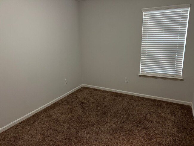 Building Photo - 3/2 Condo in Gated Community near Downtown...