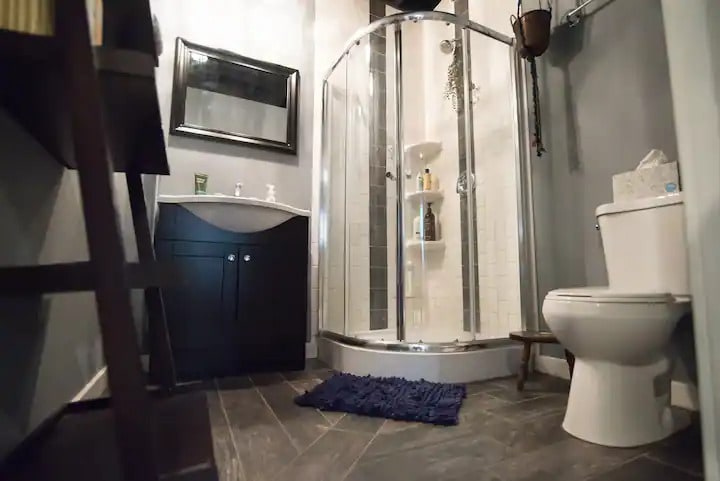 First floor bathroom - 3122 N Booth St