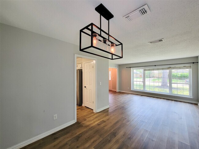 Building Photo - 8123 Sunny Ridge Dr