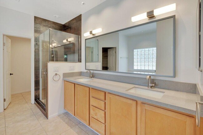 Building Photo - 148 St Thomas Pl