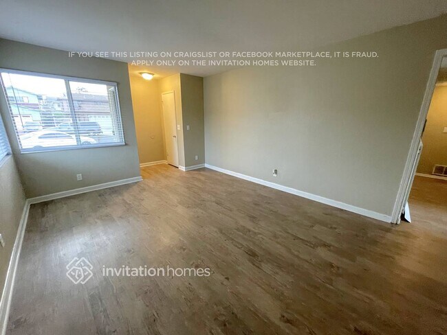 Building Photo - 1217 E Radbard St