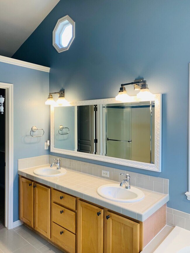Building Photo - Beautiful Home In South East Boise!