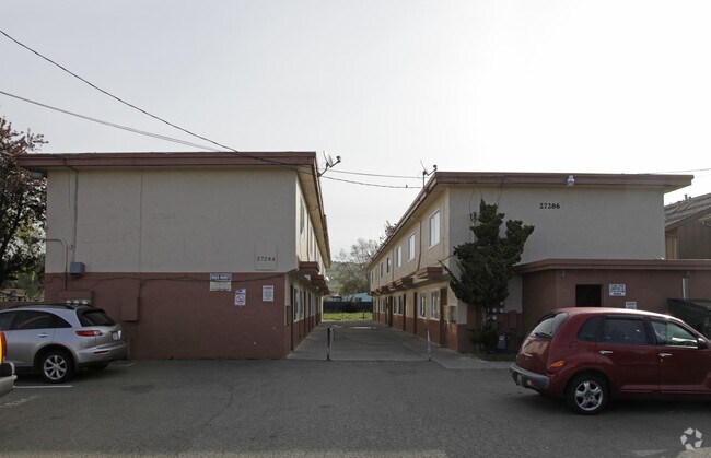 Building Photo - Manon Townhouse