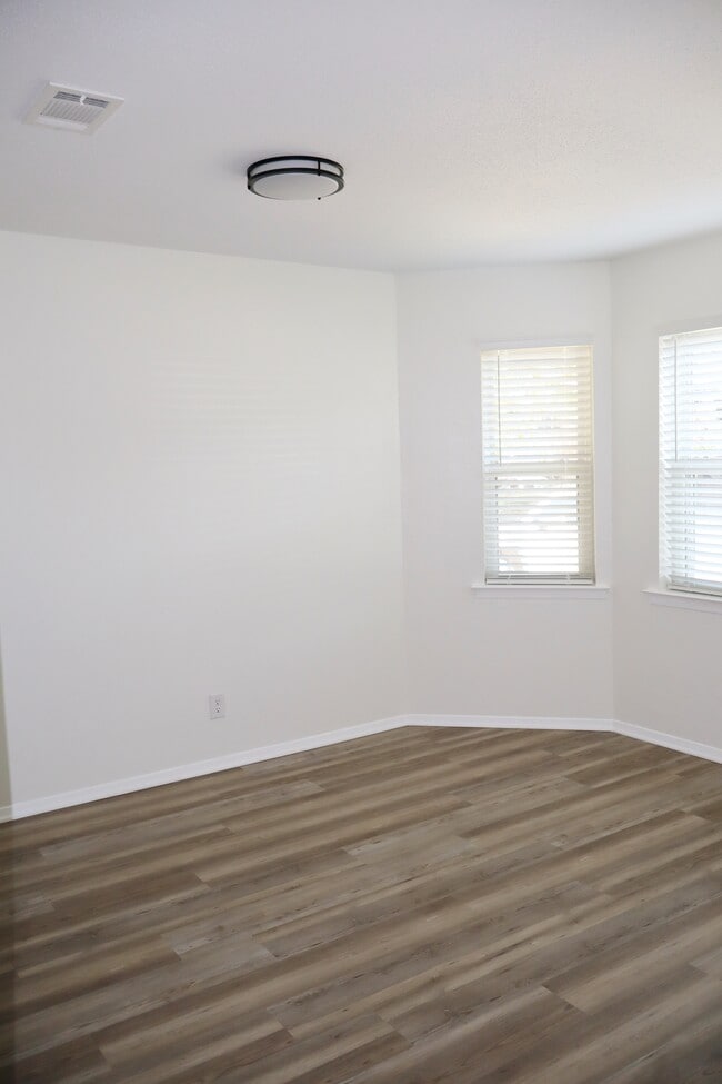 Building Photo - 1217 Scott Dr