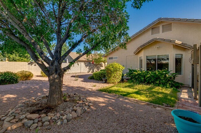 Building Photo - New Listing in Peoria