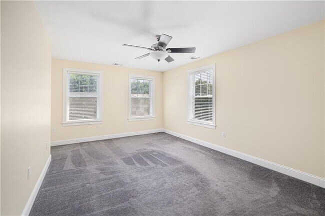 Building Photo - 20 Vanderbilt Ln