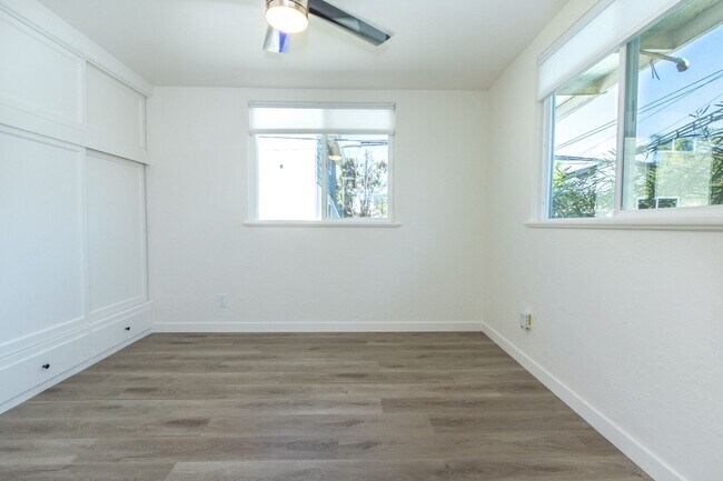 Building Photo - Refreshed 1 bed / 1bath Second Floor Unit in the Heart of Pacific Beach!