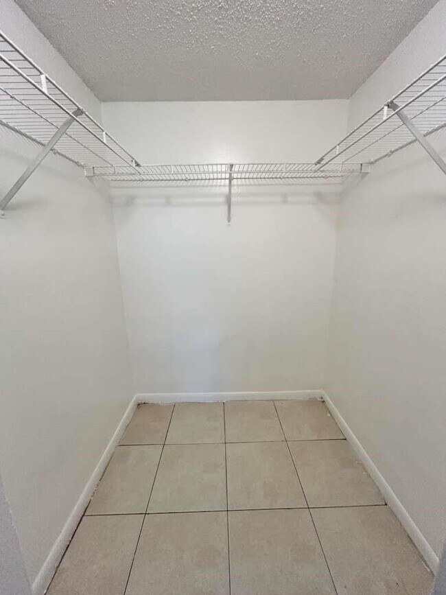 Building Photo - 6900 SW 39th St