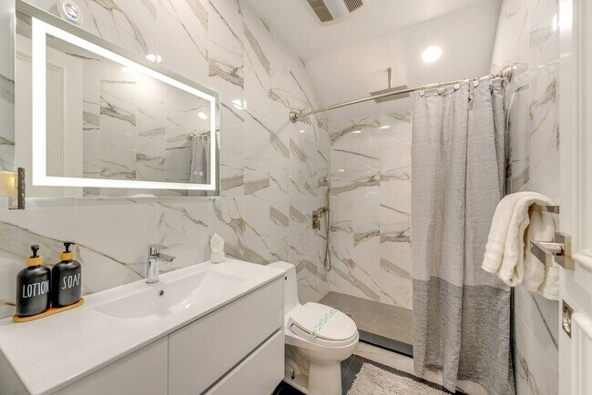 Building Photo - 2135 Rosemont Dr