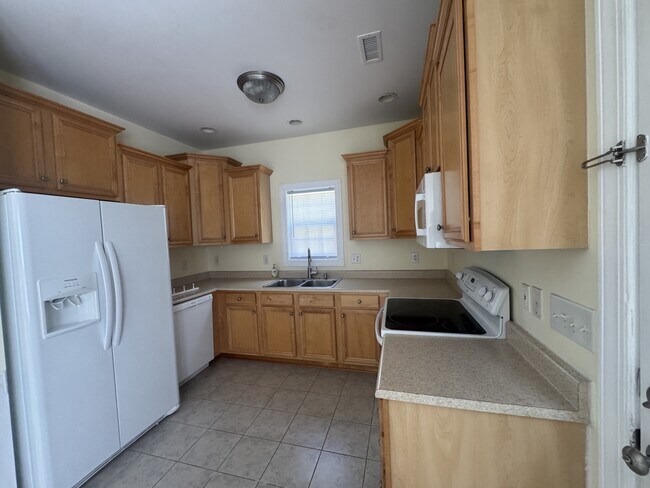 Building Photo - 210 Chadwick Shores Dr