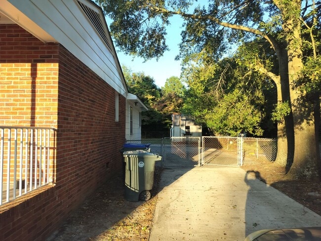 Building Photo - Fayetteville Ranch
