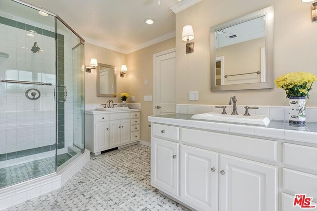 Building Photo - 4211 W Toluca Lake Ln