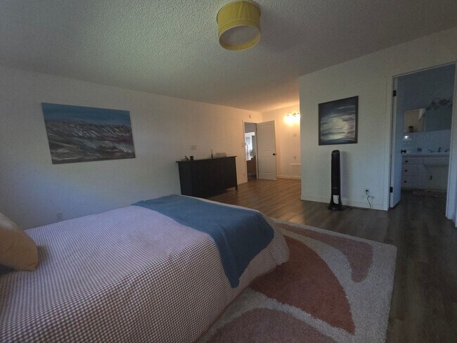 Building Photo - Mid-town Ventura 3 Bedroom 2 bath single level home