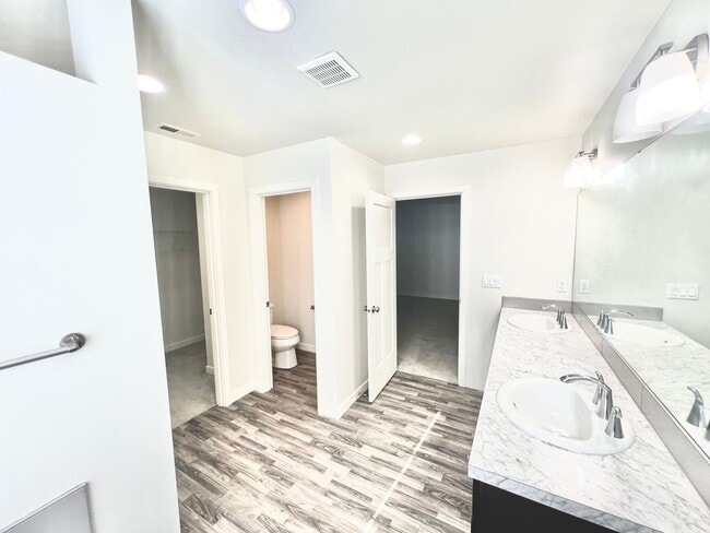 Building Photo - AVAILABLE NOW! 3BD 2.5 BATH TUMWATER LIVING