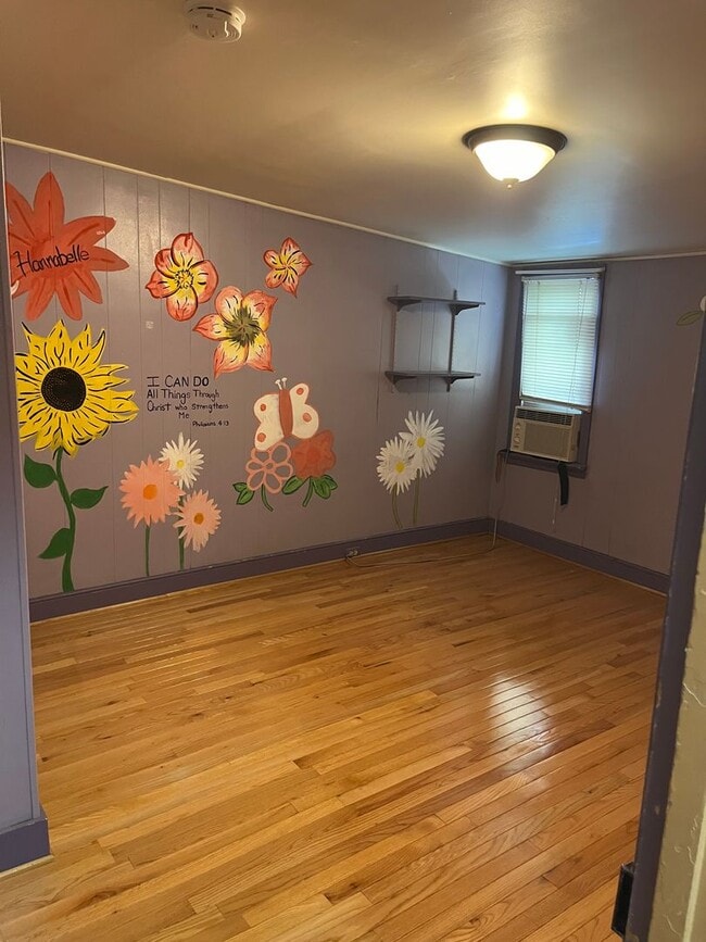 Building Photo - Spacious 4-5 Bedroom, 1.5 Bathroom 2-Story...