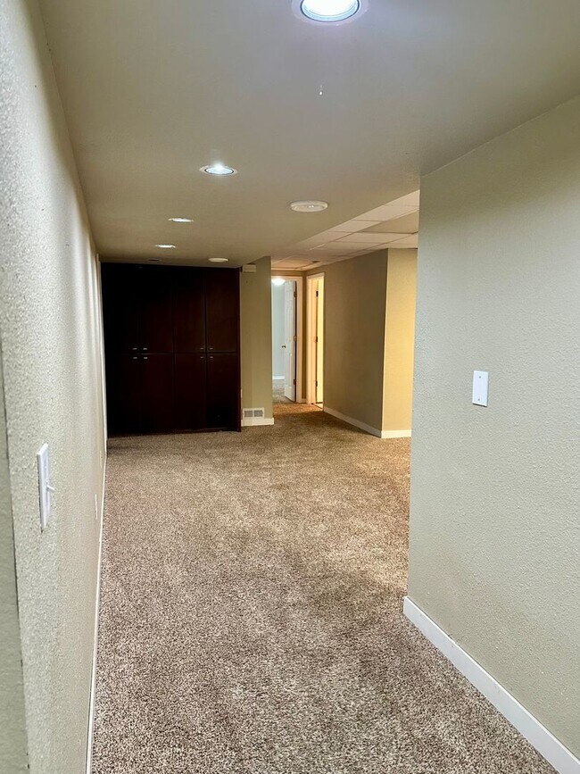Building Photo - Updated 5-Bedroom Windsor Home - Available...