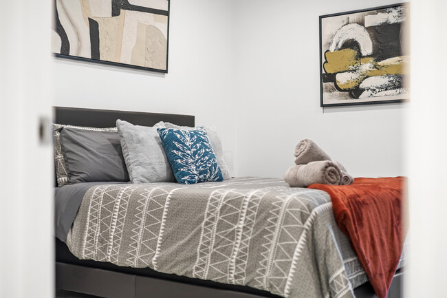 Bedroom features a Queen sized bed - 3091 Colonial Way