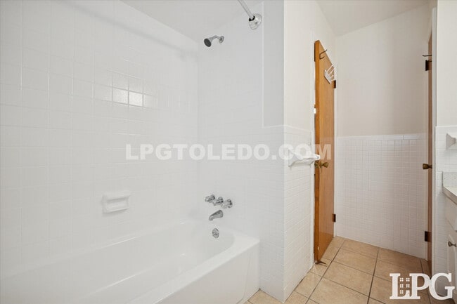 Building Photo - 3860 Sheffield Ct