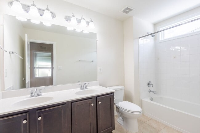 Building Photo - Beautiful 4 BR/3.5 BA Single-Family Home i...