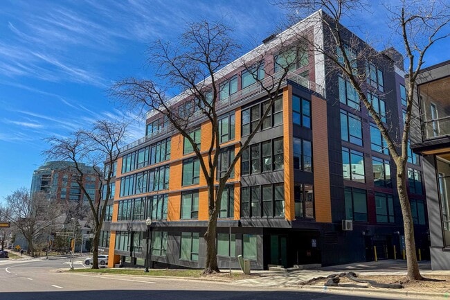Building Photo - 211 S Henry St
