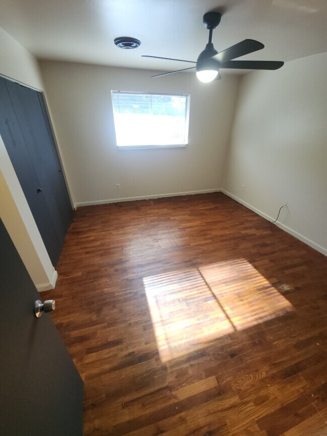 Building Photo - 9921 Sloane Square