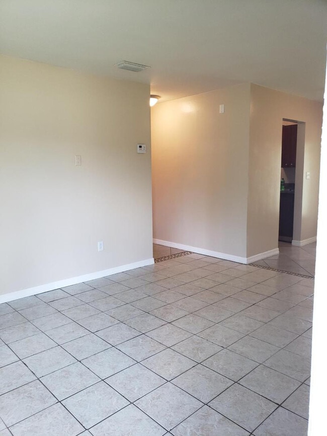 Building Photo - 2 Bed 1 Bath Home | Pet Friendly | Washer ...