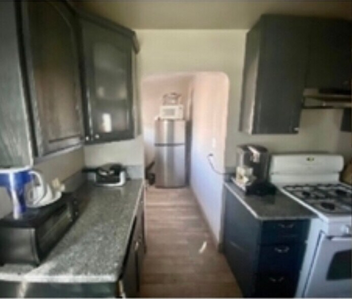Kitchen - 306 W Sunkist St