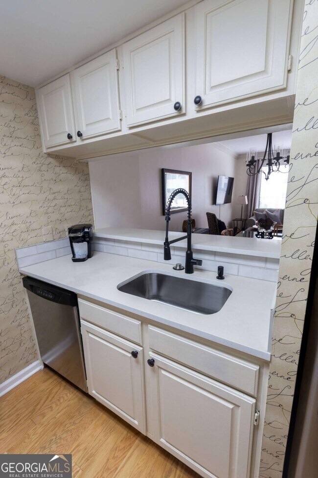 Building Photo - 3481 Lakeside Dr NE