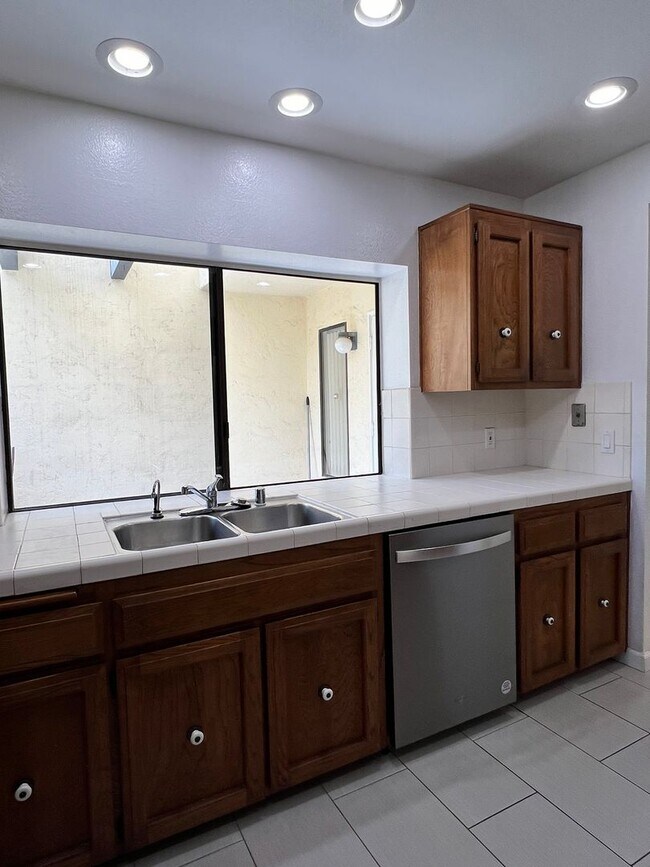 Building Photo - Spacious 2 Bedroom 2-1/2 Bathroom Townhome with 2-car garage in La Jolla near UCSD