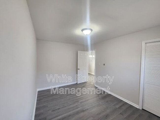 Building Photo - 1045 W Meadow Dr