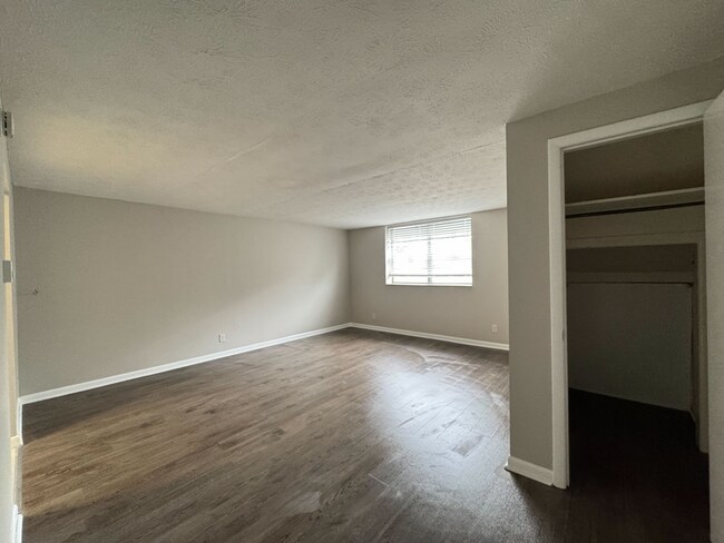 Building Photo - 334 S Broadway