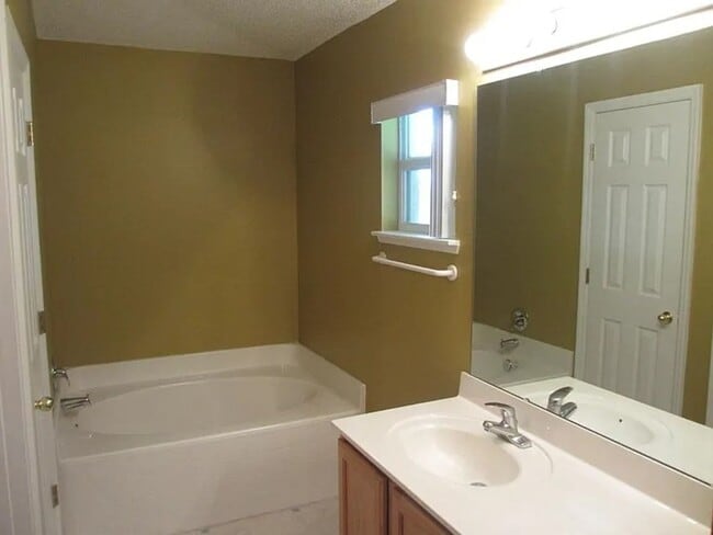 Building Photo - 4754 Willamette Cir