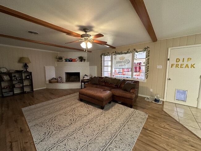 Building Photo - Wonderful 3/2/2 in Central Lubbock!