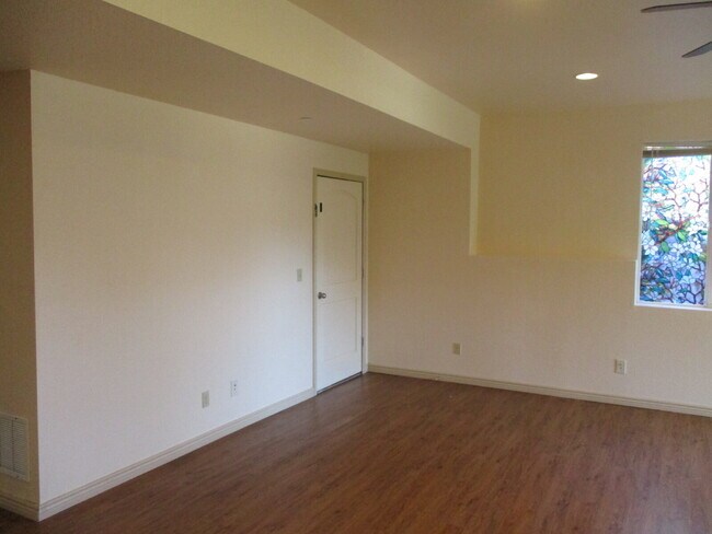 Building Photo - Walkout Basement Apartment - PRICED TO RENT - AVAIL 6/1/26