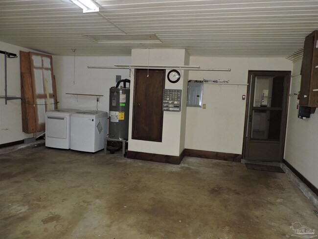 Building Photo - 2323 Silversides Loop