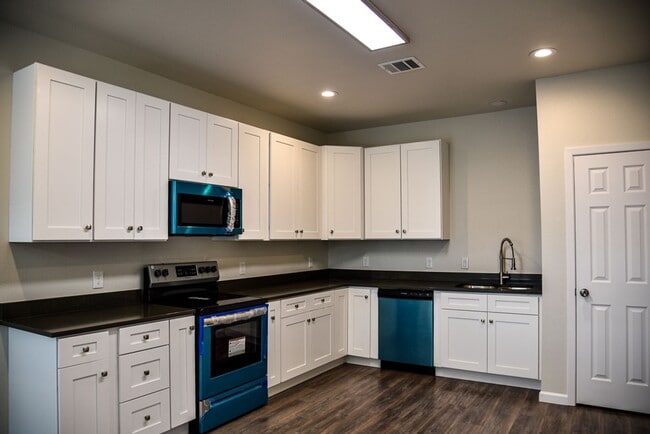 Building Photo - 3 bedroom 2 bath. Duplex Built in 2023