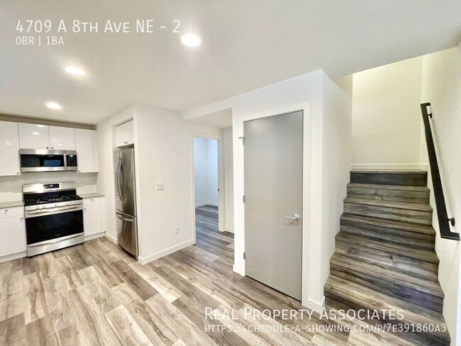 Building Photo - Modern Townhome with ROOMS Available in Un...