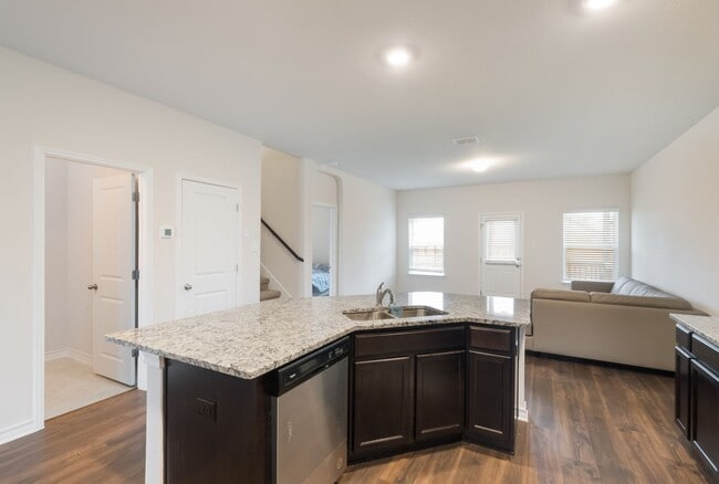 Building Photo - Private Cul-de-Sac Living with Spacious Backyard
