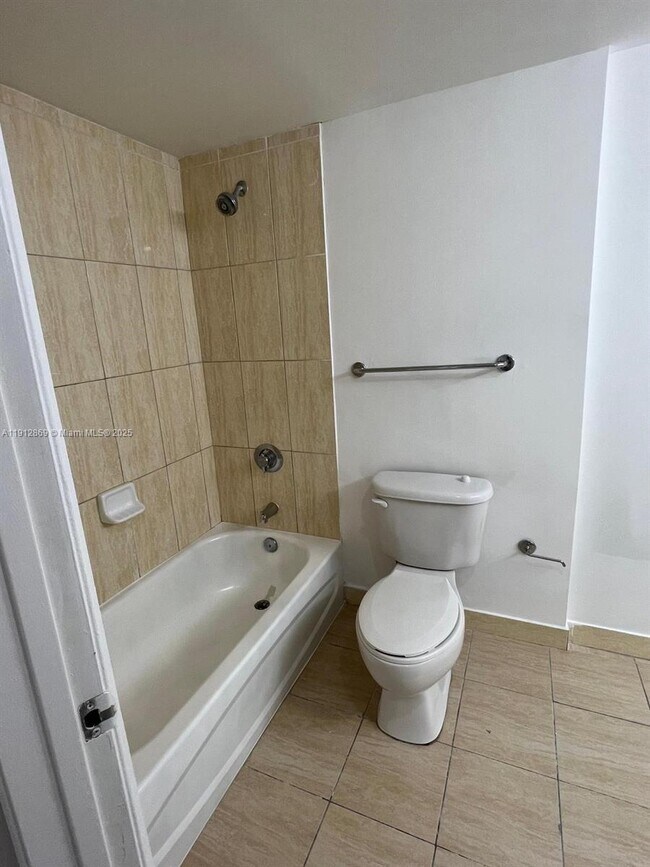 Building Photo - 1750 N Bayshore Dr